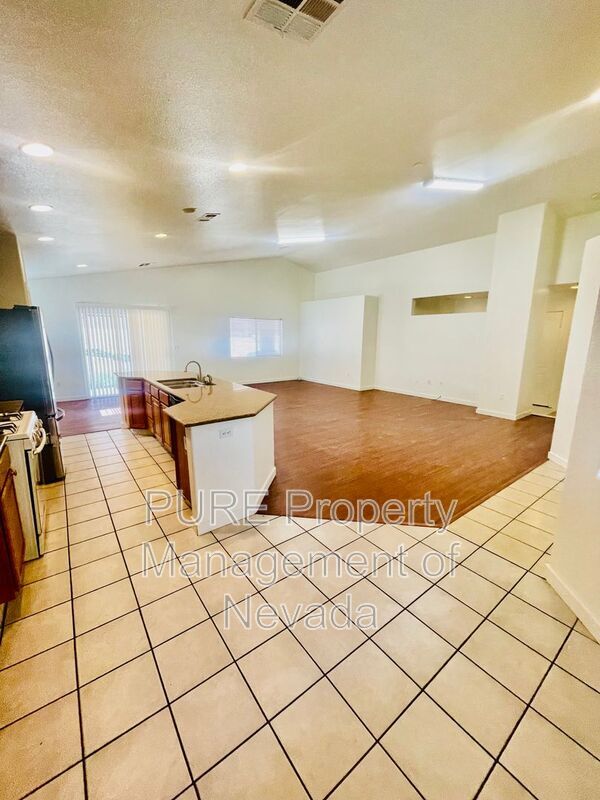 Building Photo - 3909 Royal Stone Ct