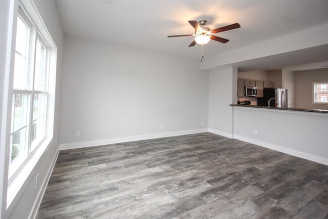 Building Photo - 2025 Willow Dr