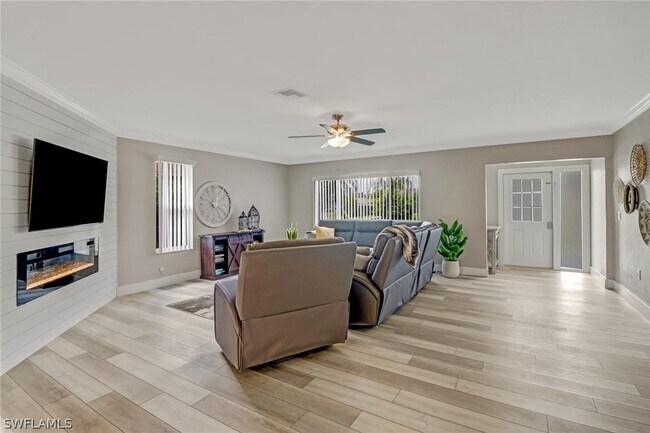 Foto del edificio - 727 104th Ave N
