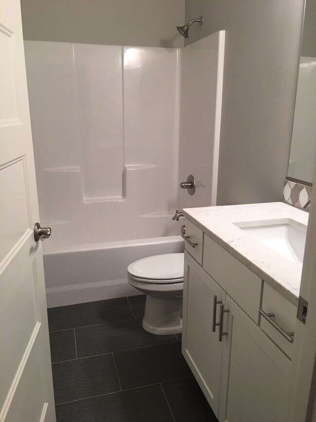 Building Photo - Modern 2 Bed & 2 Bath Townhouse Minutes aw...