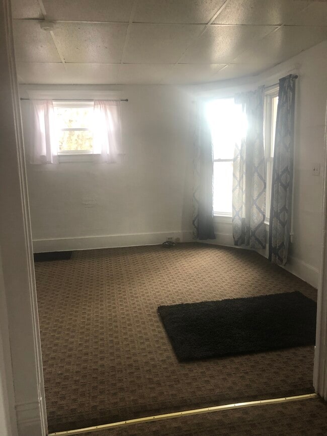 Family room - 2202 Raspberry St