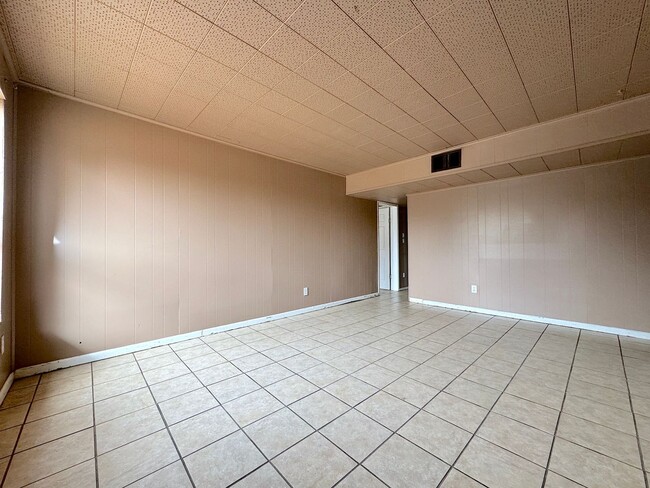 Building Photo - Northeast El Paso 4 Bed 2 Bath  Refrig A/C