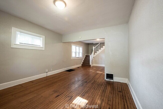 Building Photo - "Charming 3-Bed Duplex Gem in Indianapolis – Spacious 1300 Sq Ft Haven!"