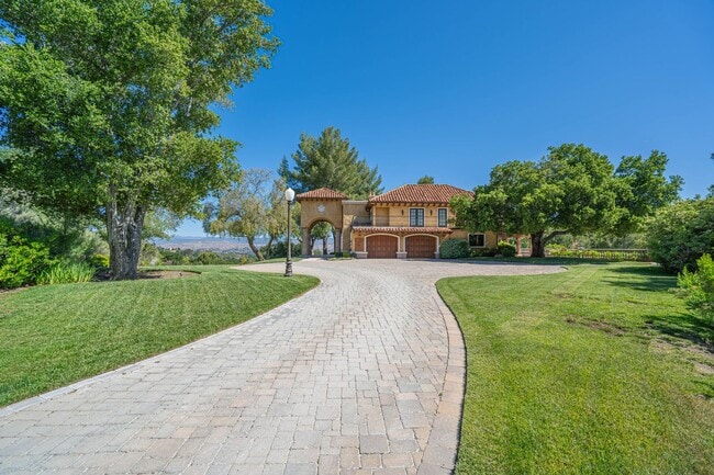 Building Photo - Private 5 Bedroom Estate for Rent in Santa...