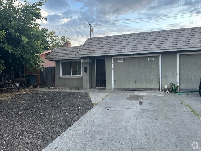 Building Photo - 2740 Mendonca Dr