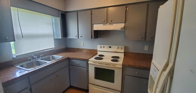 Building Photo - 2420-2422 Chestnut Woods Dr