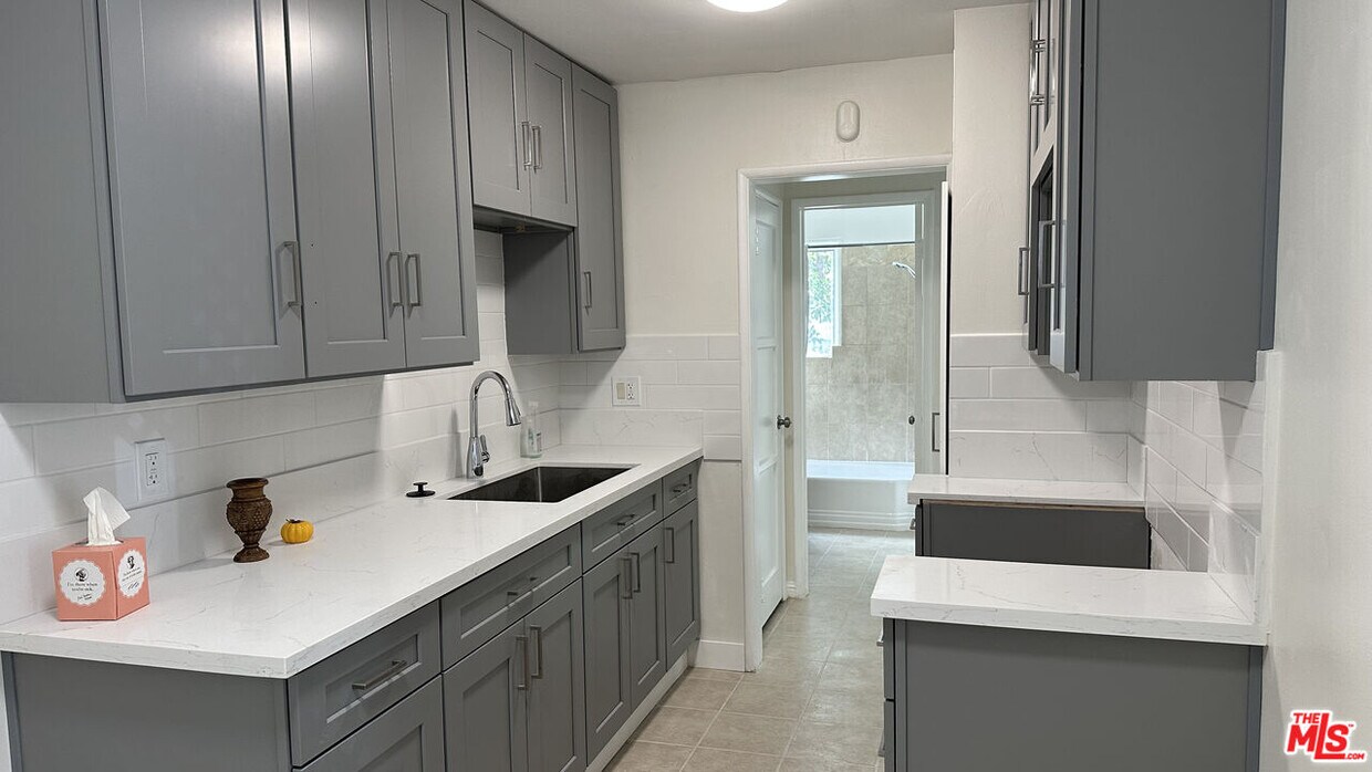 Foto principal - 11225 Emelita St