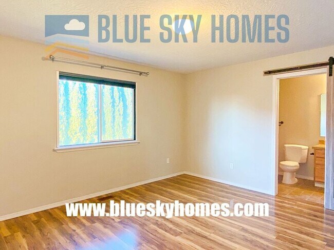 Building Photo - 3228 E Dry Springs Ave