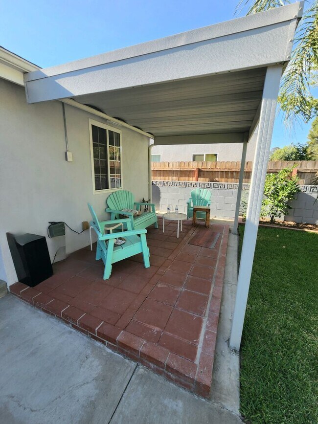 Building Photo - Spacious North Hollywood Home with Guest S...