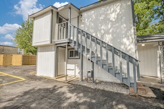Building Photo - 905 W Abram St