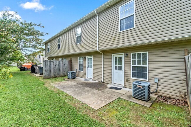 Foto del edificio - 2 Bedroom 1.5 Bath Townhome