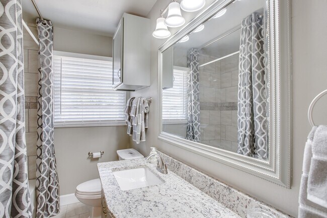 Foto del edificio - 4 bed / 2 bath Available For PRE-LEASING F...