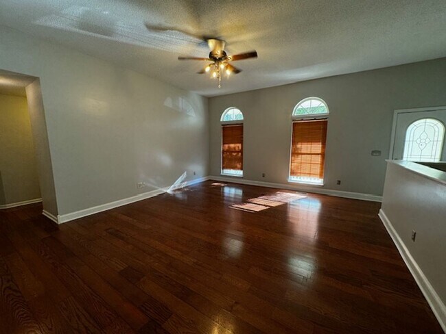 Foto del edificio - 3 Bed 2 Bath house with 2 garages, (upper ...