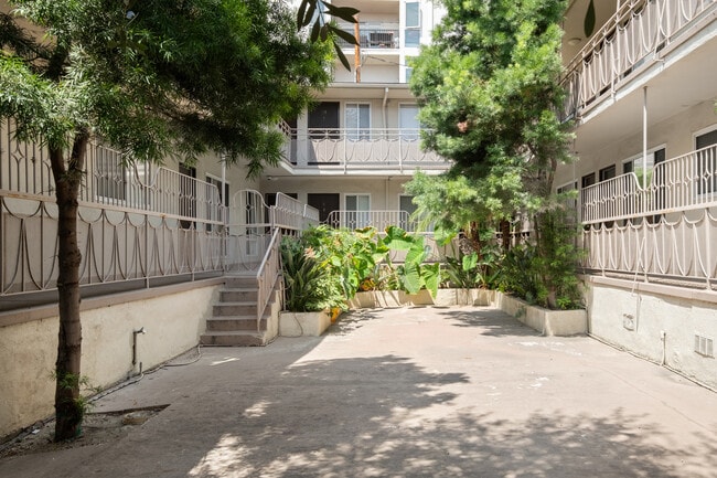 Building Photo - 5525 Carlton Way