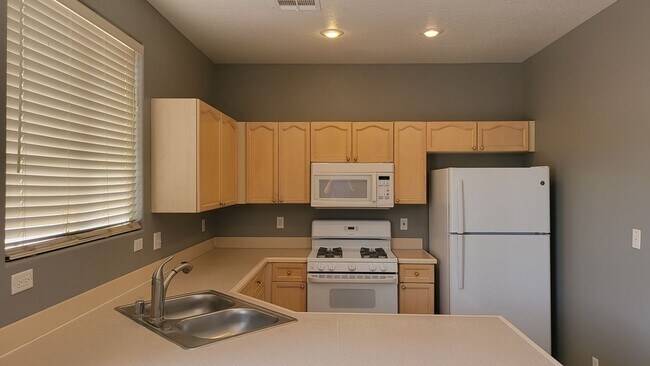 Building Photo - Silverado Ranch Area!