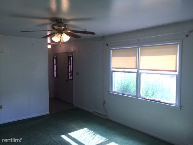 Building Photo - 2 br, 1 bath Townhome - 2211 Airport Road