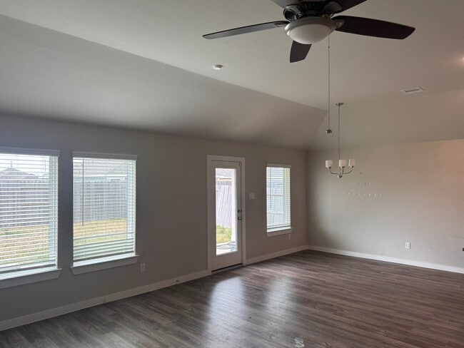 Building Photo - 5017 Evergreen Dr