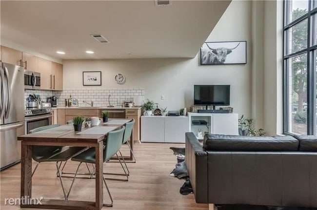 Building Photo - 1 br, 1 bath  - 301 NE 4th St Apt 1