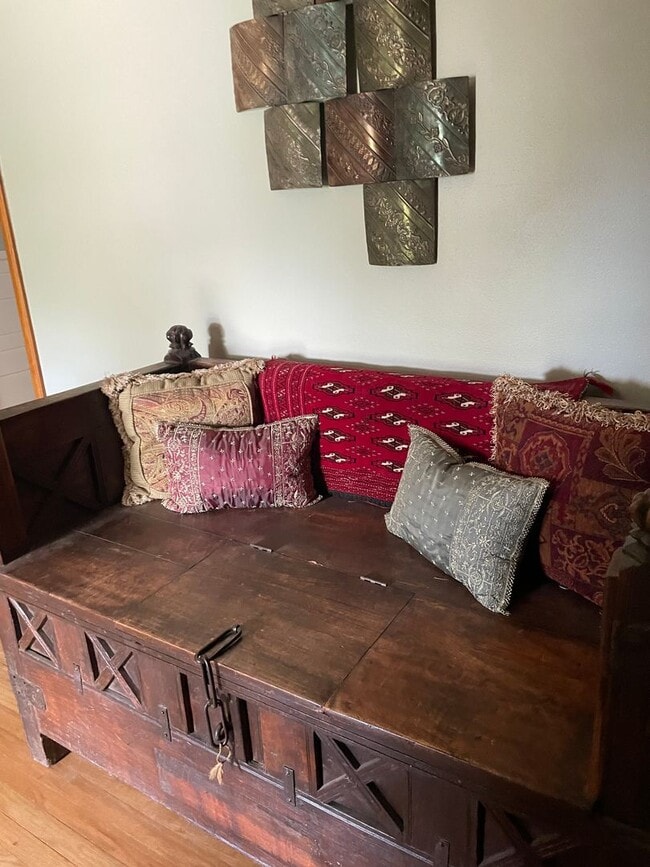 Foto del edificio - Beautiful fully furnished home with many g...