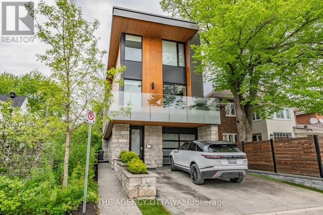 Building Photo - 946 Colonel By Dr