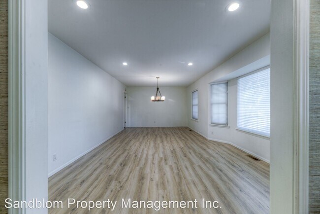 Building Photo - 3 br, 2 bath House - 2918 E 77th Pl S