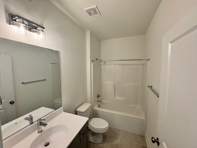 Foto del edificio - 13800 Village View Dr