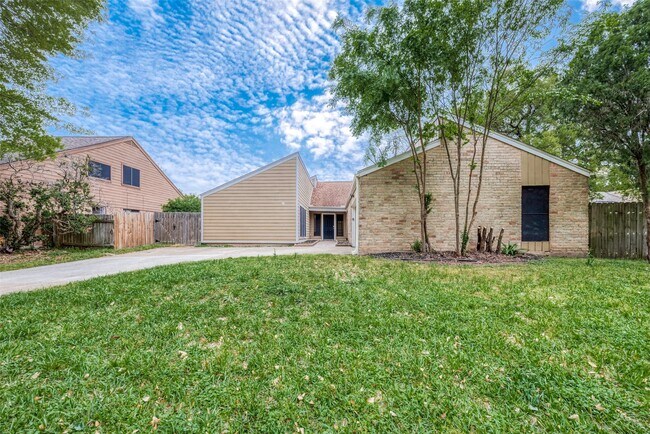 Building Photo - 15910 Tumbling Rapids Dr