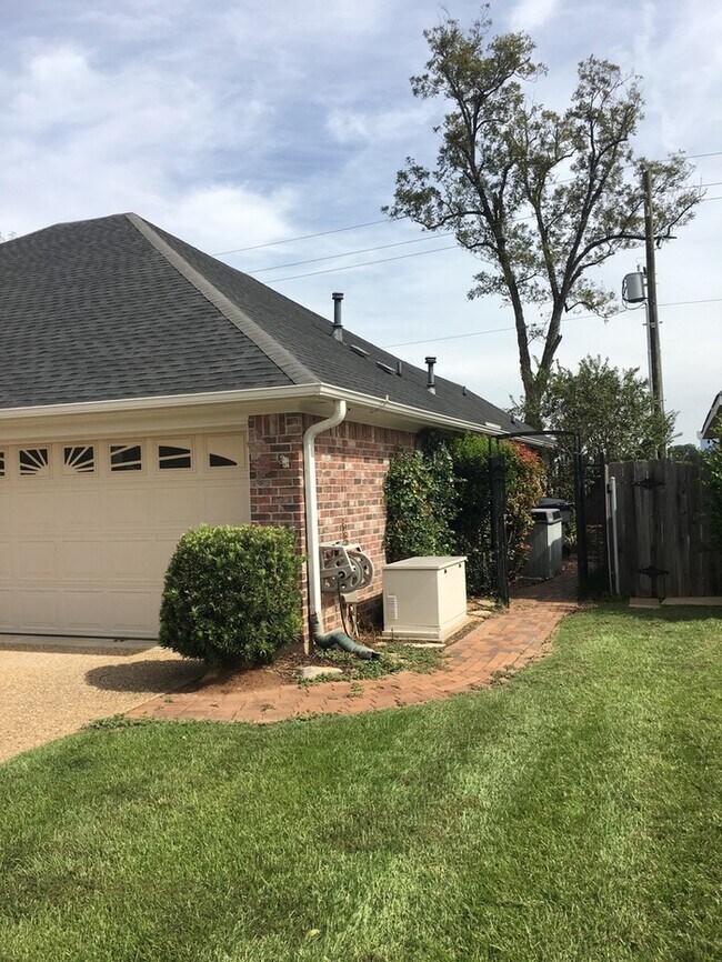 Building Photo - Nice garden home in Plantation Trace - 3/2...