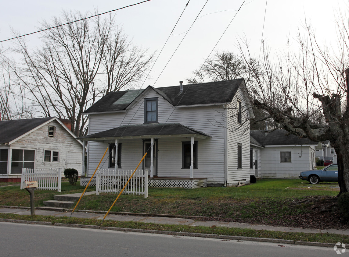 Primary Photo - 225 French Broad St