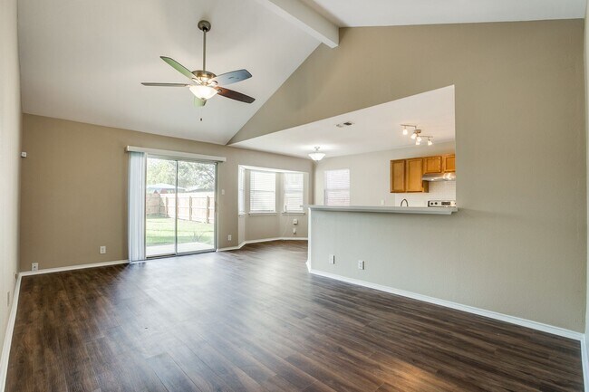 Foto del edificio - 3 Bedroom 2 Bath with 2 car garage! Availa...