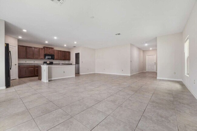 Foto del edificio - "Spacious 5-Bedroom Retreat in Tampa with 2.5 Baths and 2,215 Sq Ft of Comfort!"