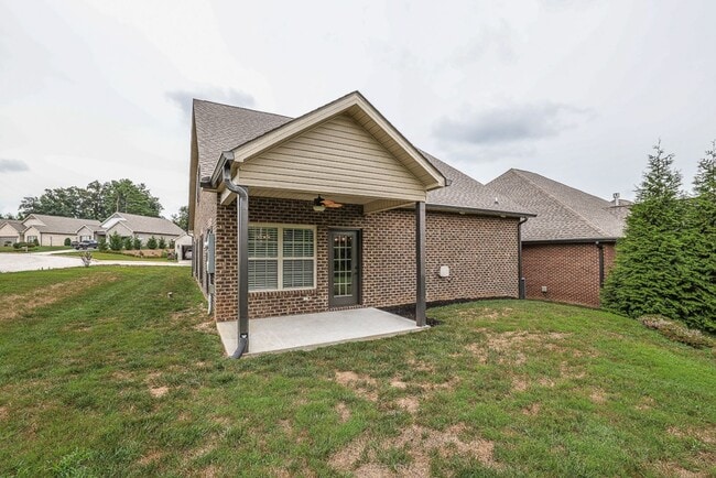 Building Photo - Maryville 37801 - 4 bedroom, 2.5 bath home...