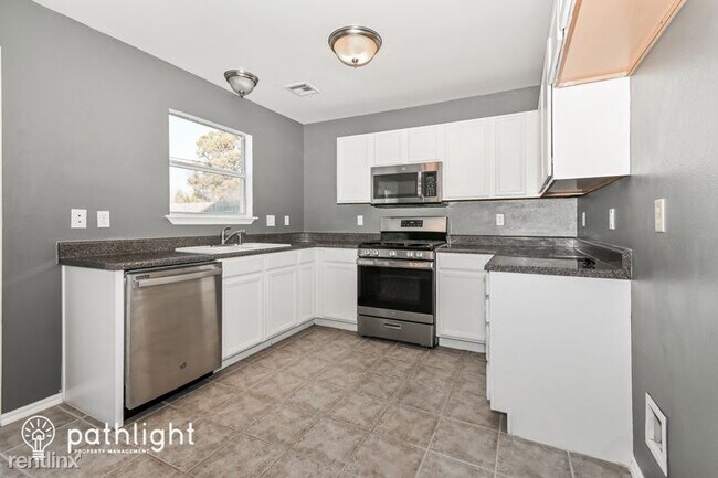 Building Photo - 3 br, 2 bath House - 4300 S 202Nd Avenue UNIT