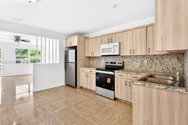 Building Photo - 1350 NE 149th St