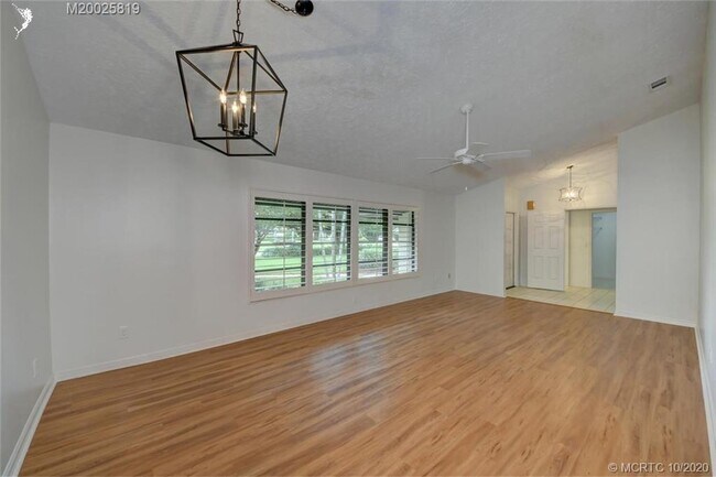 Building Photo - 3062 NE Ivy Ln