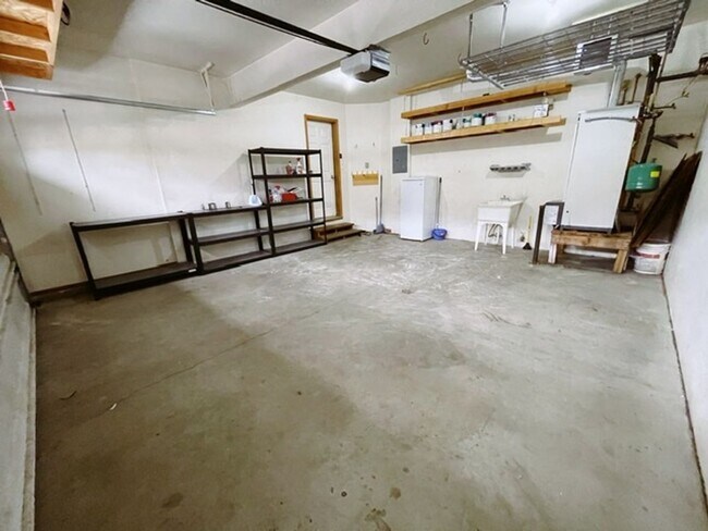 Foto del edificio - Spacious and Bright Lake Otis Townhouse wi...