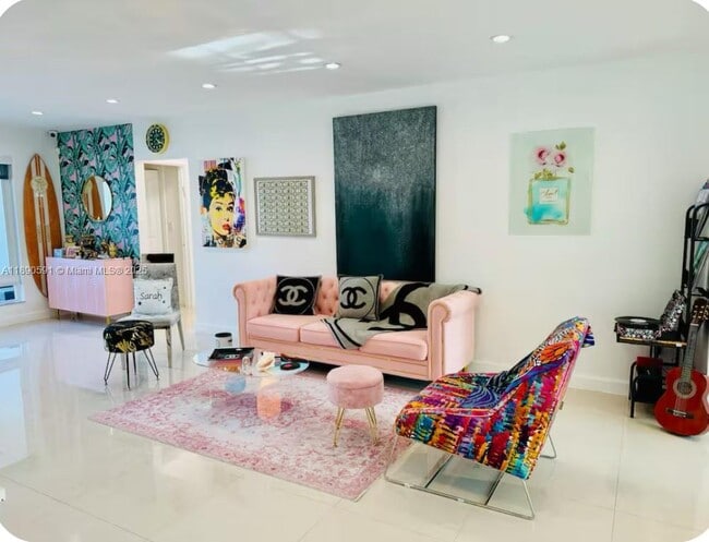 Foto del edificio - 9240 Byron Ave
