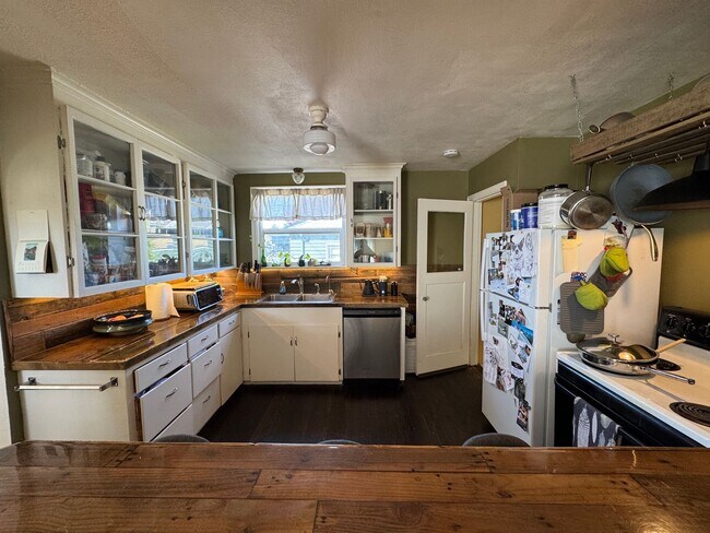 Building Photo - Spacious 2 Bedroom Home with Large Open Kitchen