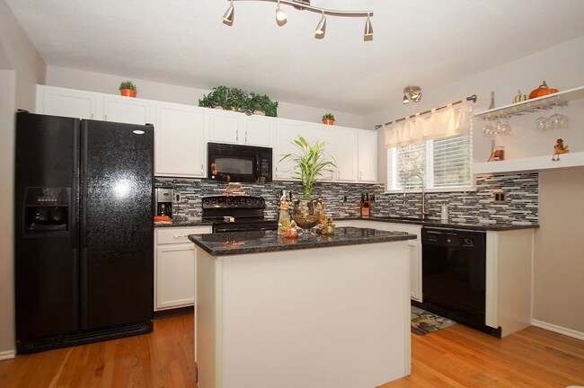 Building Photo - 3-Bedroom, 2.5-Bathroom Home in Cherry Cre...