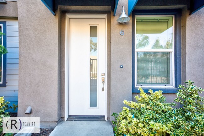 Building Photo - TRI-LEVEL TOWNHOME IN ELEMENTS OF ROSEMEAD!