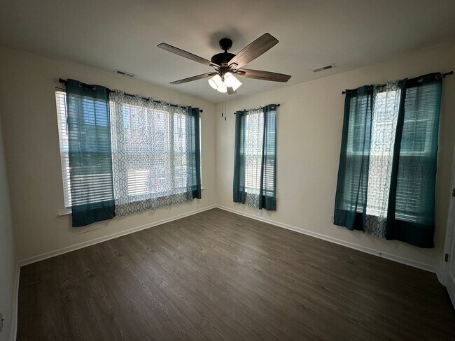 Foto del edificio - Call Amanda Tate at (757)289-6810 for more information
