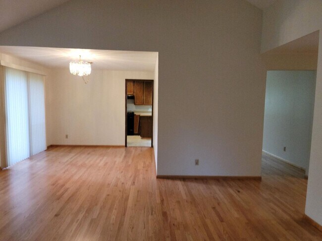 Building Photo - 3 Bedroom Rambler in CK School District