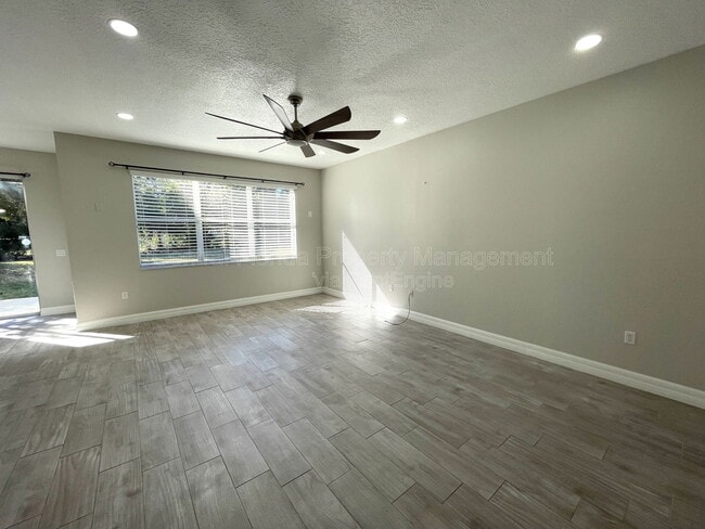 Foto del edificio - 4032 Meadowlark Dr