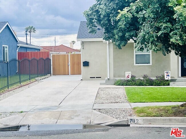 Building Photo - 704 N Tajauta Ave