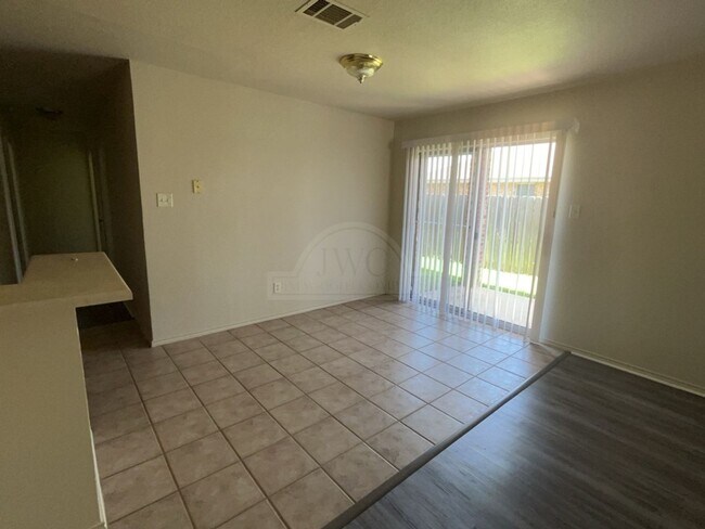 Foto del edificio - 2318 Wildewood Dr