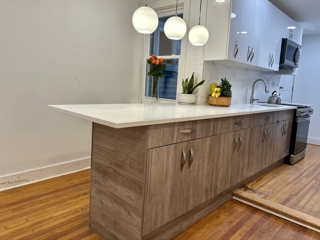 Family-sized kitchen island. - 328 High St