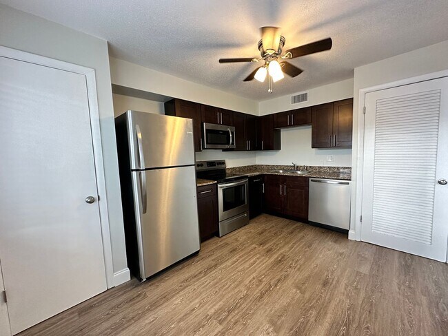 Building Photo - 2 Bedroom 1 Bathroom Available with WD!
