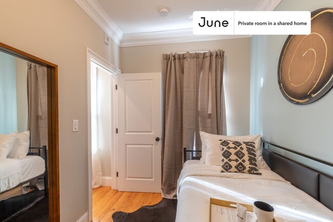 Foto del edificio - Private bedroom in 3 bed/1 bath Home