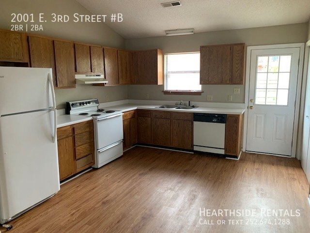 Foto del edificio - *COMING SOON* 2 Bed/2 Bath Duplex on E 3rd...