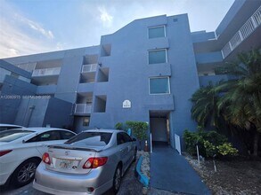 Building Photo - 9375 Fontainebleau Blvd